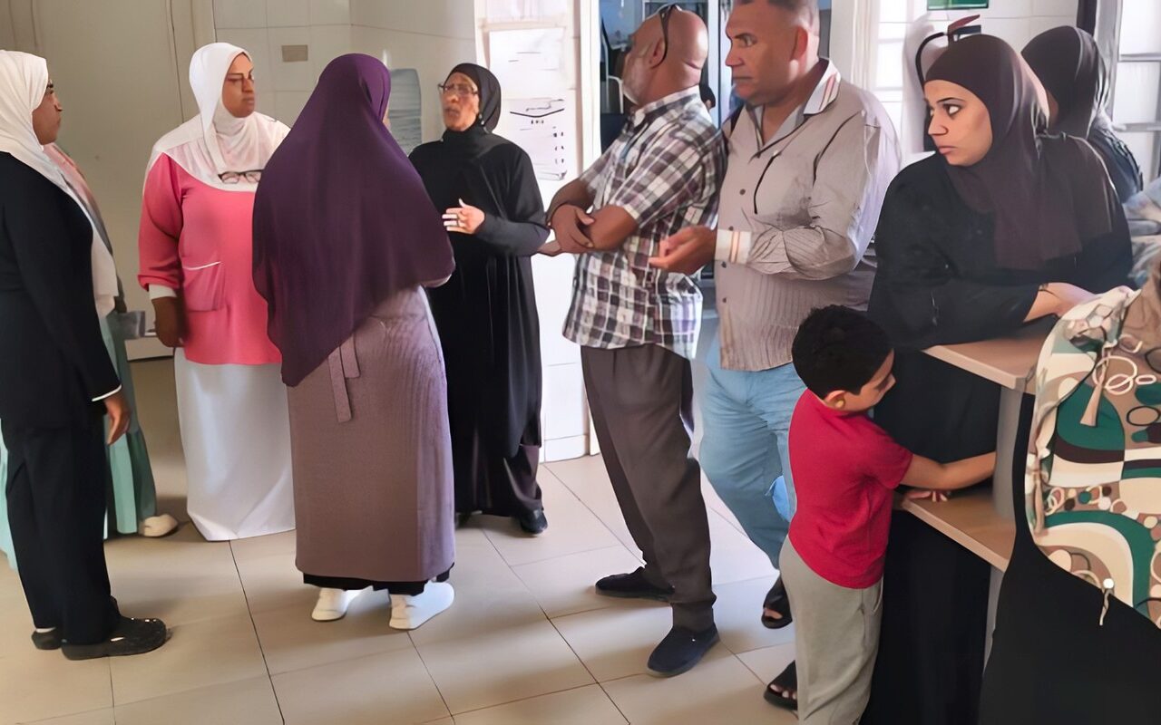 325 كشفًا طبيًا بالمجان خلال يومين.. حصاد القافلة الطبية بوحدة الأمل في القصير