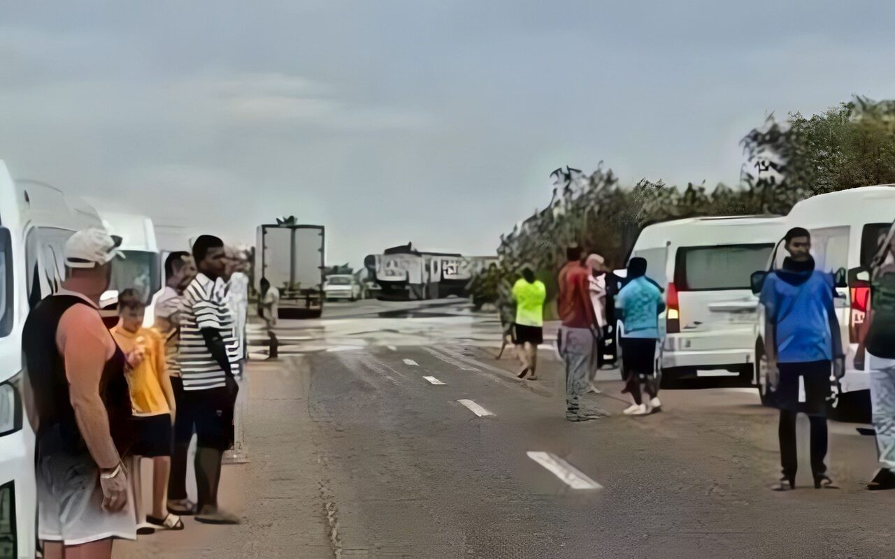 السيول تقطع طريق مرسى علم – الشلاتين بالبحر الأحمر.. وتحذيرات من عبور مجرى المياه