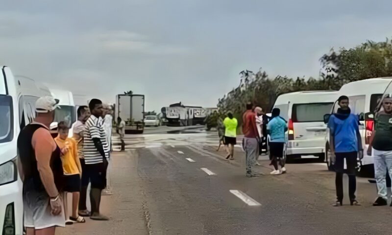 السيول تقطع طريق مرسى علم – الشلاتين بالبحر الأحمر.. وتحذيرات من عبور مجرى المياه