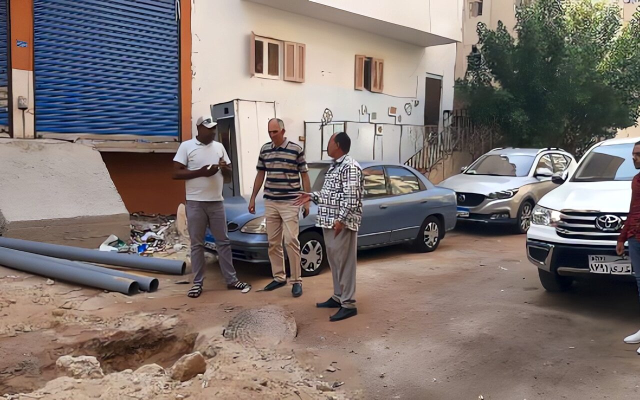 حي جنوب الغردقة يزيل شدة خشبية لأعمدة دور سادس مخالف