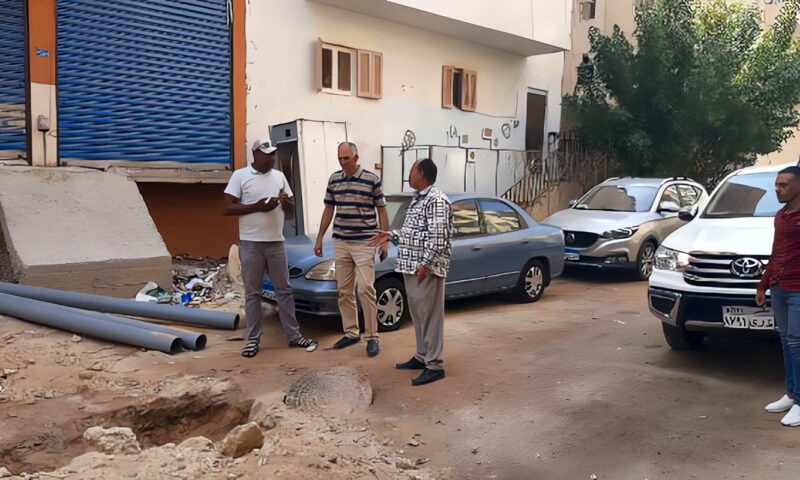 حي جنوب الغردقة يزيل شدة خشبية لأعمدة دور سادس مخالف