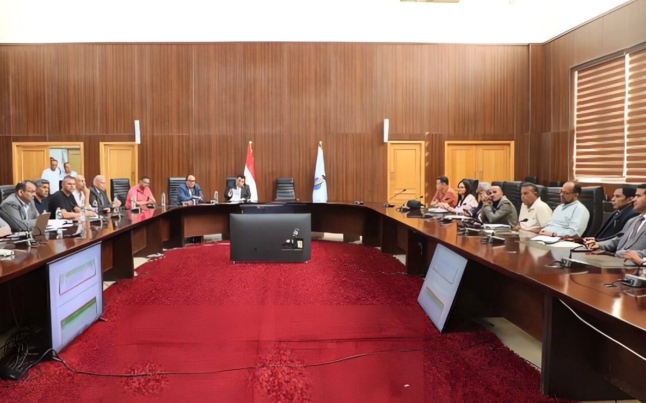 محافظ البحر الأحمر يستجيب لشكاوى المواطنين.. لجنة هندسية لفحص مشكلات منطقة الروضة