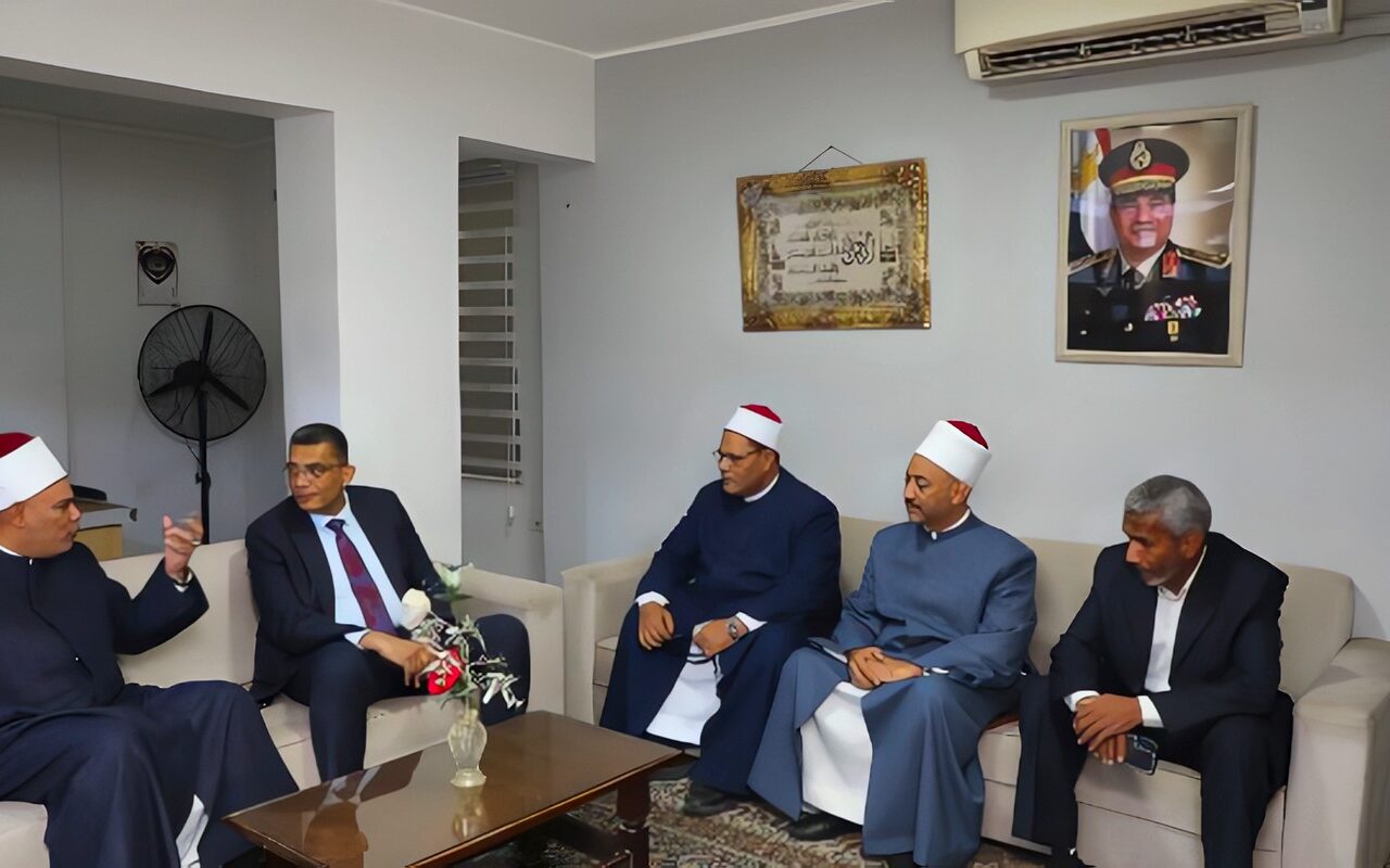 بعد قرار سحب أرض المرحلة الثانية من مدينة الحرفيين من الأوقاف.. محافظ البحر الأحمر يتفقد المديرية