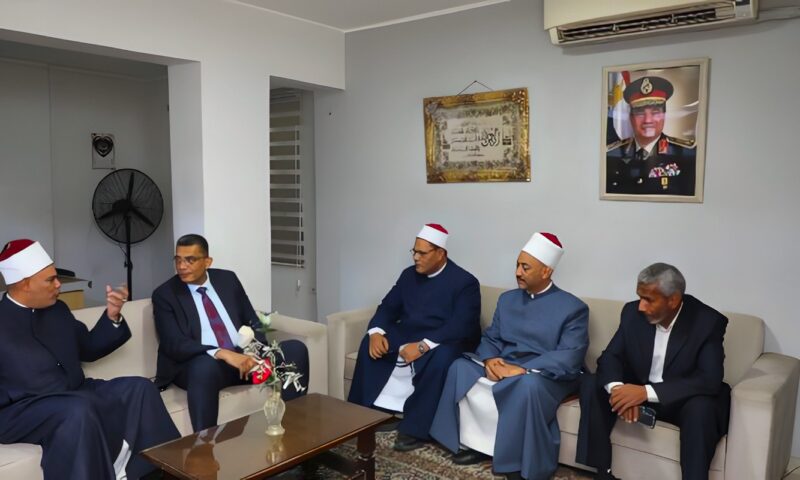 بعد قرار سحب أرض المرحلة الثانية من مدينة الحرفيين من الأوقاف.. محافظ البحر الأحمر يتفقد المديرية