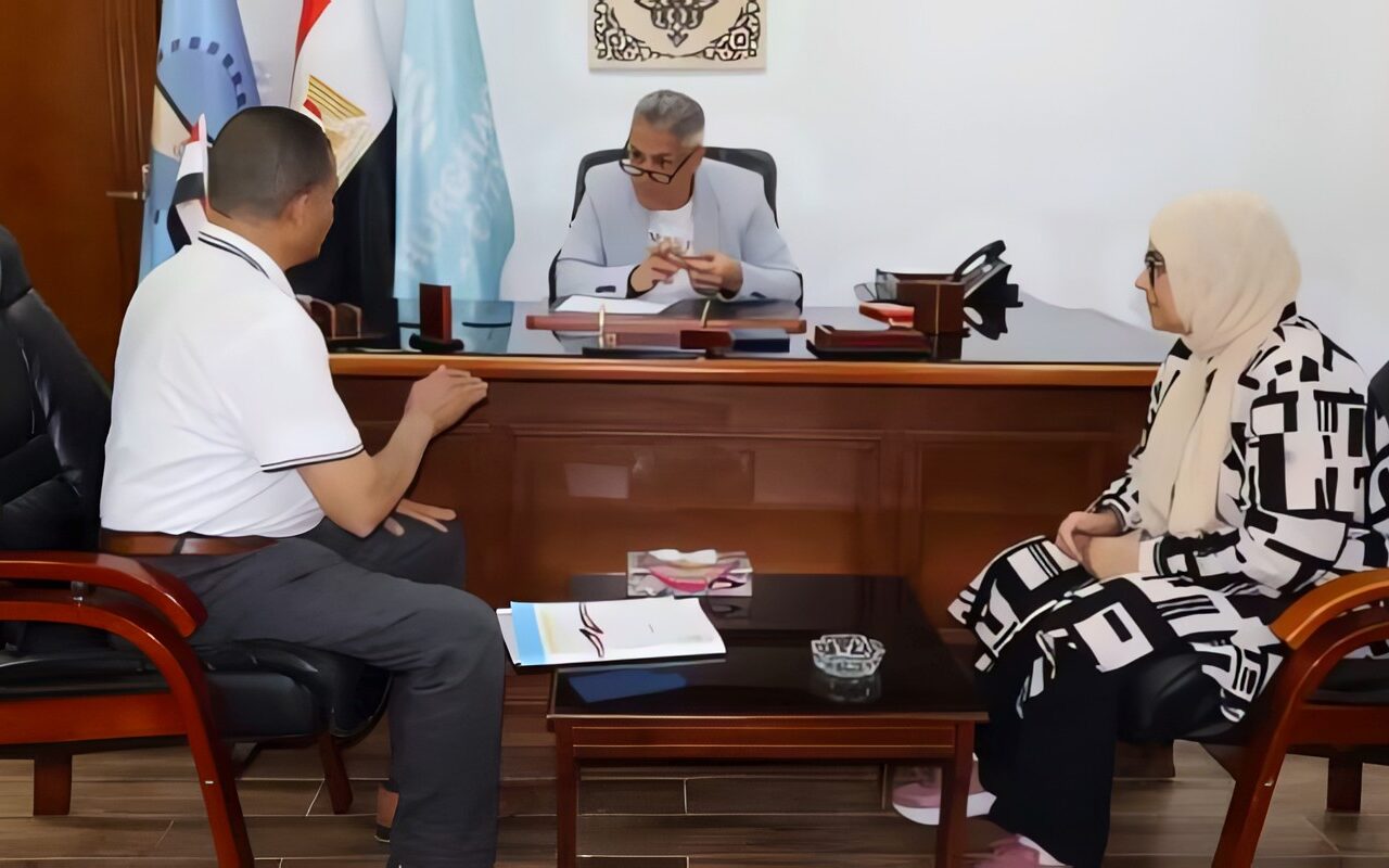 تغيير نشاط عقار وتوصيل مرافق وإنارة.. رئيس مدينة الغردقة يبحث مطالب 9 مواطنين