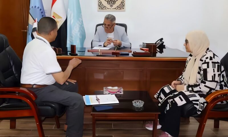 تغيير نشاط عقار وتوصيل مرافق وإنارة.. رئيس مدينة الغردقة يبحث مطالب 9 مواطنين