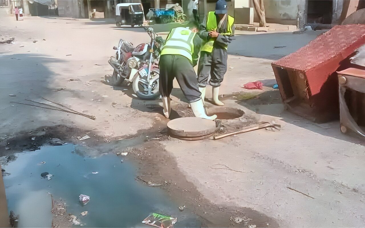 رئيس مدينة شبرا الخيمة تتابع أزمة الطفح المائي بمحيط الوحدة البيطرية