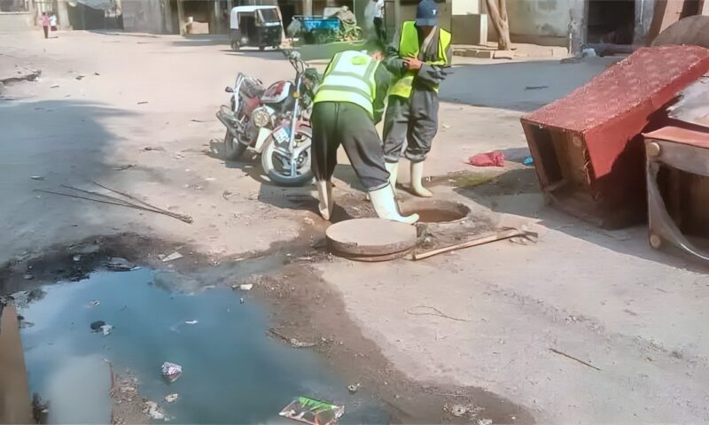 رئيس مدينة شبرا الخيمة تتابع أزمة الطفح المائي بمحيط الوحدة البيطرية