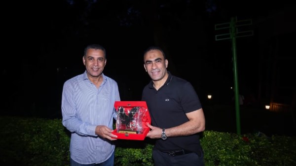 سيد عبد الحفيظ يُهدي سفير مصر بأوغندا درع الأهلي