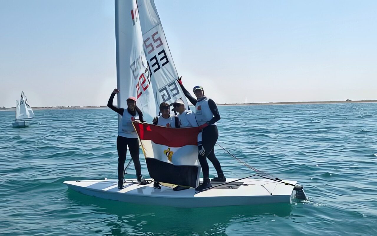 وزير الرياضة يهنئ منتخب الشراع بعد حصد ذهبيتين وفضية وبرونزية في عُمان