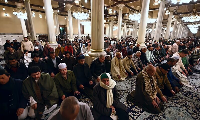 احتفالًا بمولده، تعرف على أشهر أئمة وقراء السور في مسجد الإمام الحسين