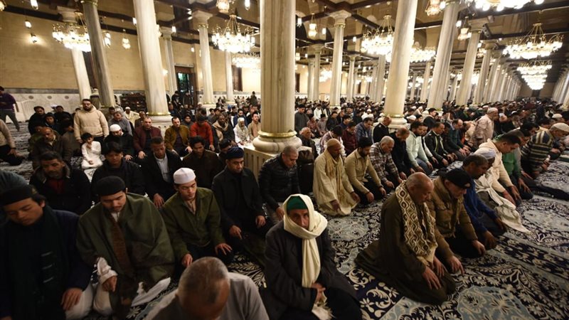احتفالًا بمولده، تعرف على أشهر أئمة وقراء السور في مسجد الإمام الحسين