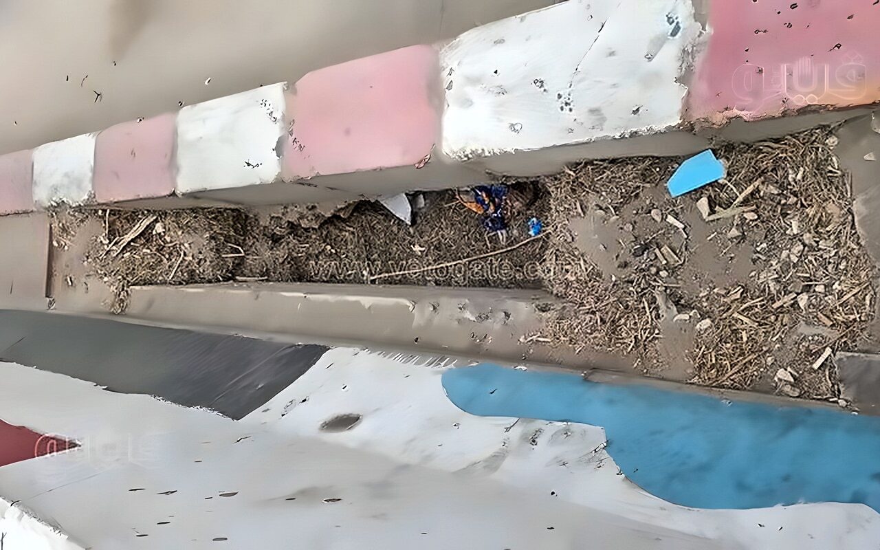 مصيدة الموت، حفرة مكشوفة برصيف شارع النساجون بقنا تهدد حياة المارة (فيديو وصور)