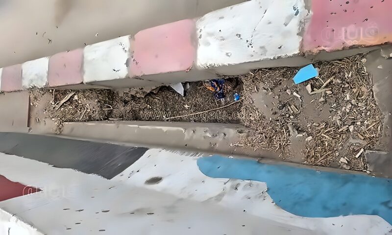 مصيدة الموت، حفرة مكشوفة برصيف شارع النساجون بقنا تهدد حياة المارة (فيديو وصور)