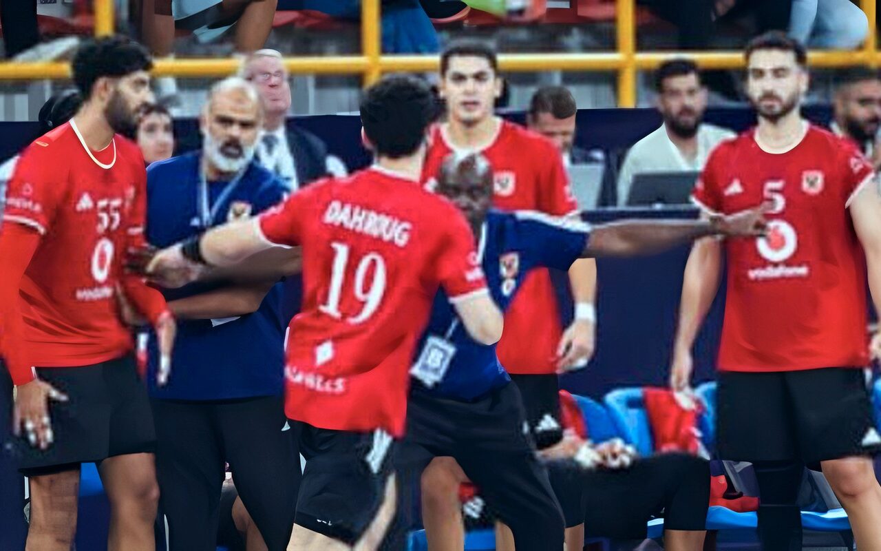 عبد الرحمن حميد يحتفل ببرونزية الأهلي العالمية علي طريقته الخاصة