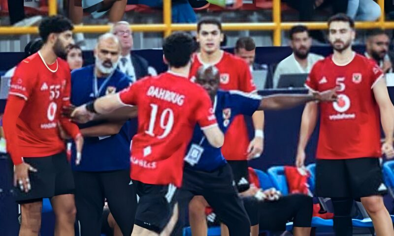 عبد الرحمن حميد يحتفل ببرونزية الأهلي العالمية علي طريقته الخاصة