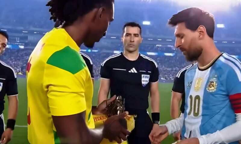 منتخب بنين يُهدي «ميسي» تذكارًا تاريخيًا في ليلة الوداع .. صور