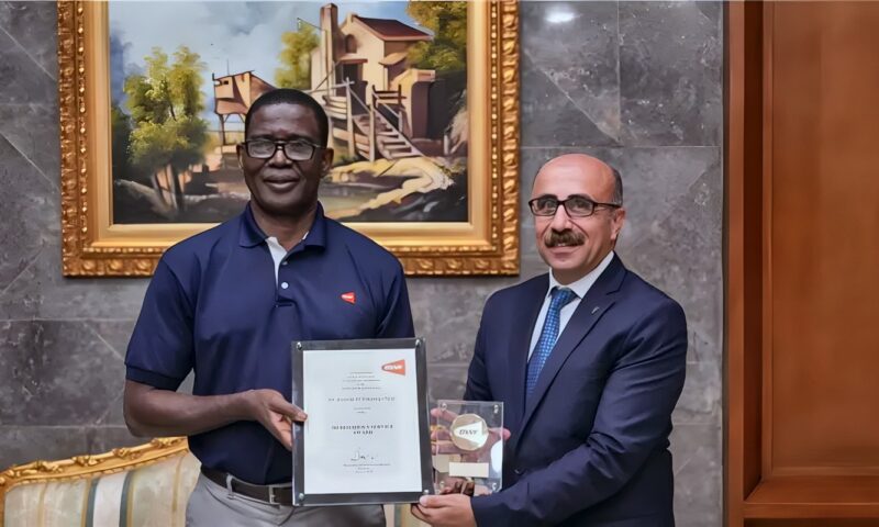 التهامي يتسلم جائزة الاستحقاق والتميز من الاتحاد الدولي للريشة الطائرة