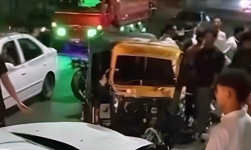 التوك توك بقى خردة.. سائق ملاكي يطيح بشخصين على كورنيش حلوان| صور