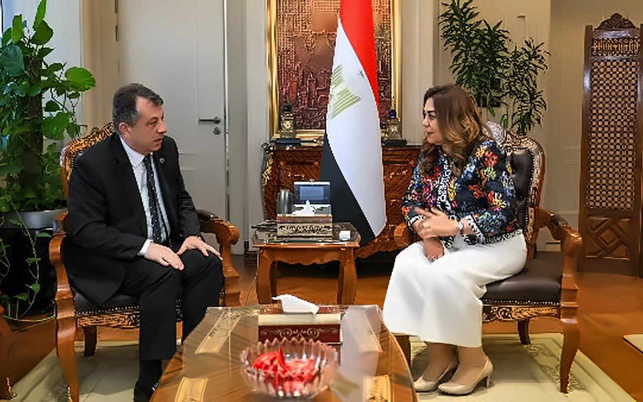 عوض تبحث مع سفير أرمينيا بالقاهرة تعزيز التعاون في مجالات حماية الطبيعة وإدارة المخلفات