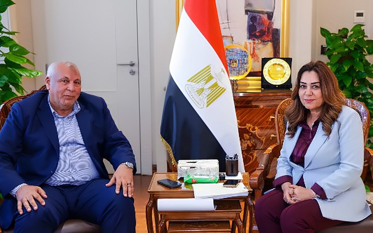 وزيرة التنمية المحلية والبيئة تتابع مع محافظ مطروح موقف تنفيذ مشروعات الخطة الاستثمارية وتطوير منظومة النظافة وإزالة التعديات