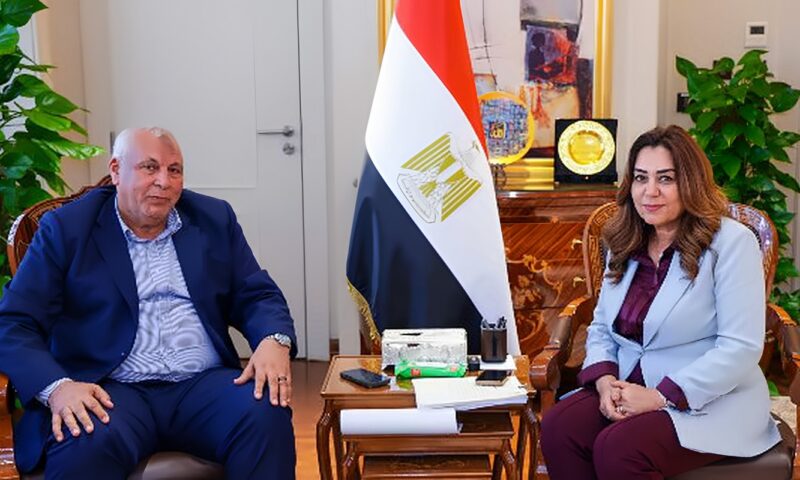 وزيرة التنمية المحلية والبيئة تتابع مع محافظ مطروح موقف تنفيذ مشروعات الخطة الاستثمارية وتطوير منظومة النظافة وإزالة التعديات