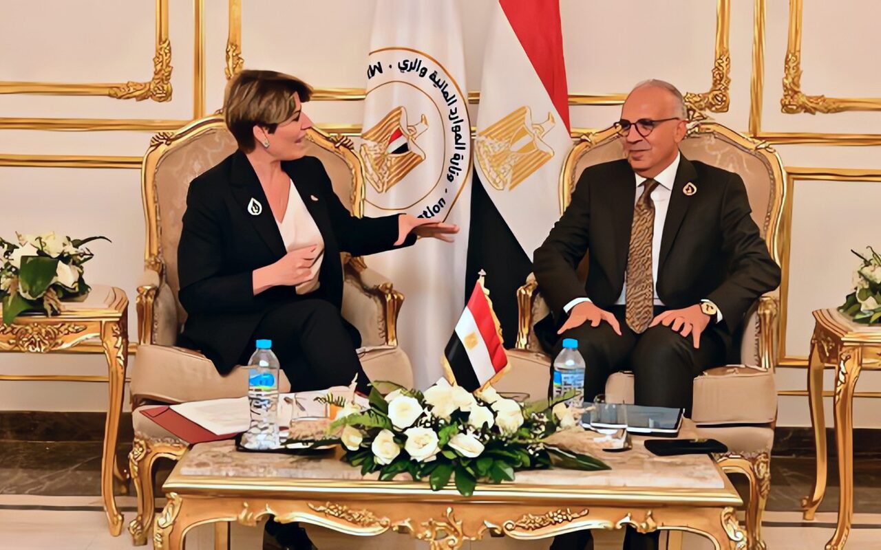 سويلم يلتقي وزيرة البيئة البريطانية لبحث تعزيز التعاون في مجالات المياه والمناخ