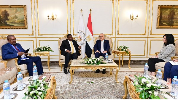 سويلم يلتقي وزير المياه والبيئة الأوغندي لبحث تعزيز التعاون في مجال الموارد المائية
