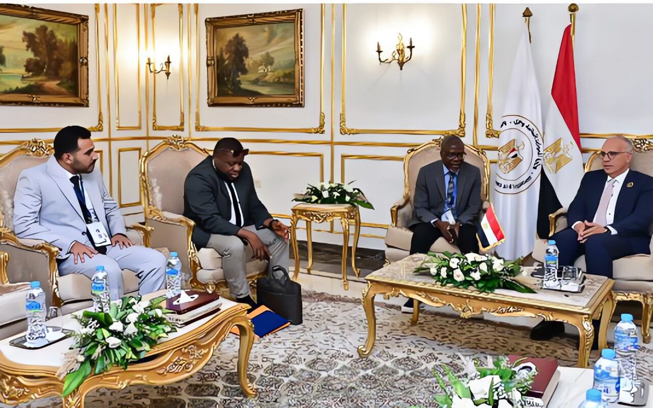 وزير الري يبحث مع رئيس هيئة المياه والصرف الصحي الليبيرية تعزيز التعاون في مجال المياه