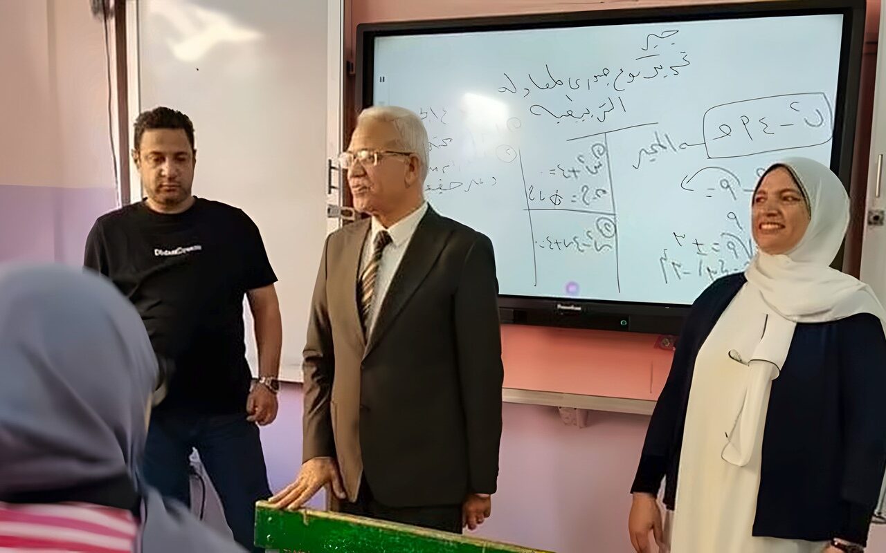 في الصباح الباكر، مدير تعليم الإسماعيلية يفاجئ طالبات الشهيد محمد حسن حسنين (صور)