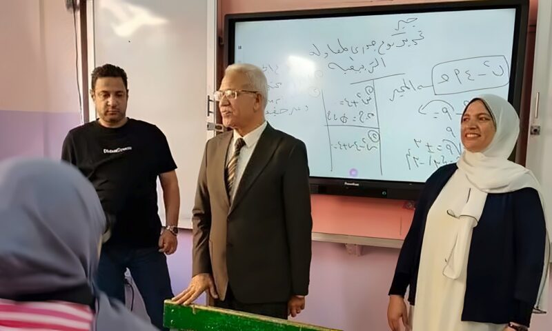 في الصباح الباكر، مدير تعليم الإسماعيلية يفاجئ طالبات الشهيد محمد حسن حسنين (صور)