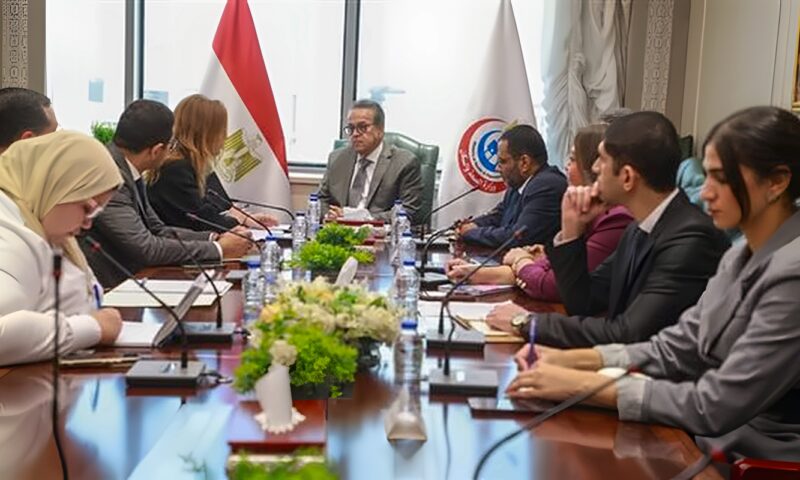 وزير الصحة يبحث مع وفد الأمانة العامة لجامعة الدول العربية سبل تعزيز التعاون الصحي العربي المشترك