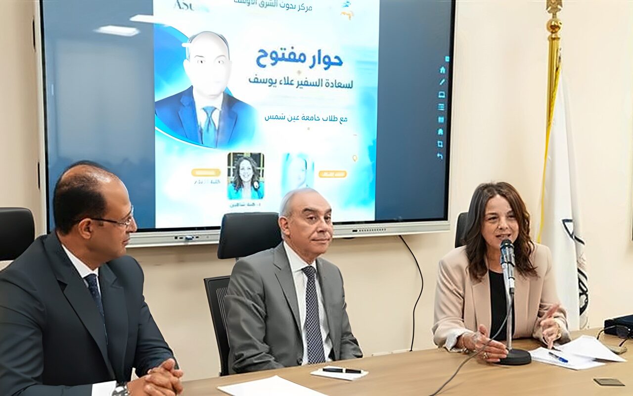 السفير علاء يوسف في حوار مفتوح مع طلاب كلية الإعلام بجامعة عين شمس