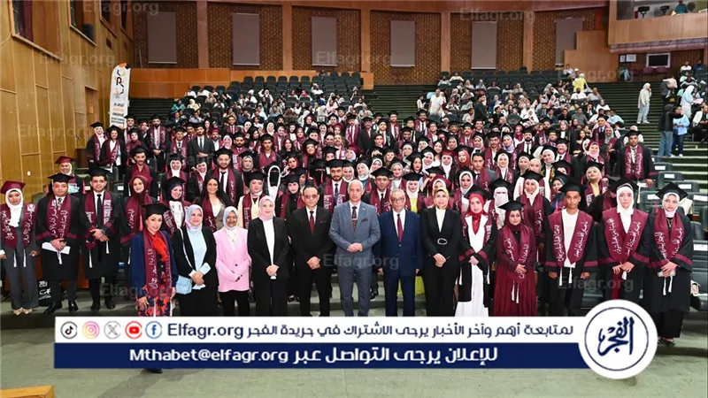 رئيس جامعة أسيوط يشهد حفل تخرج دفعة جديدة من برامج الماجستير المهني بكلية التجارة