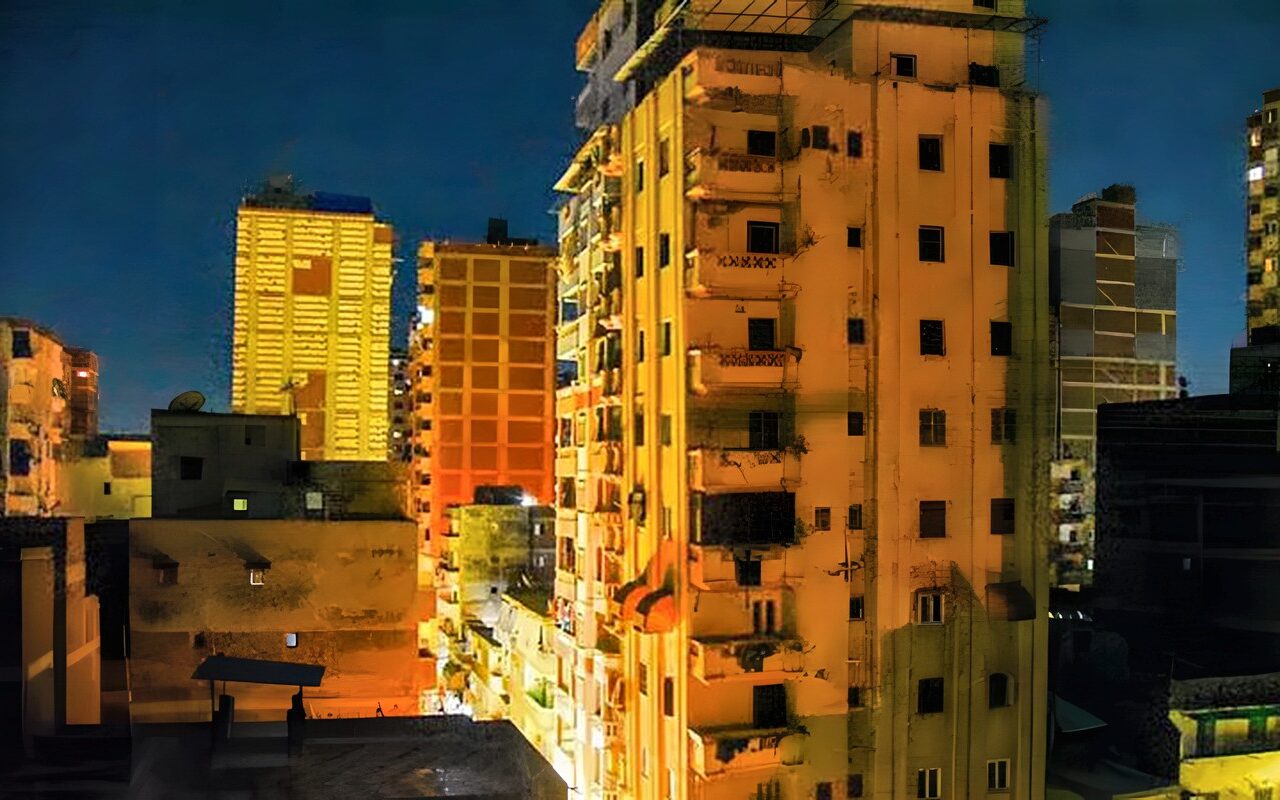 الدفع بمعدات ثقيلة لإزالة عقار أمبروزو المائل بمنطقة محرم بك بالإسكندرية