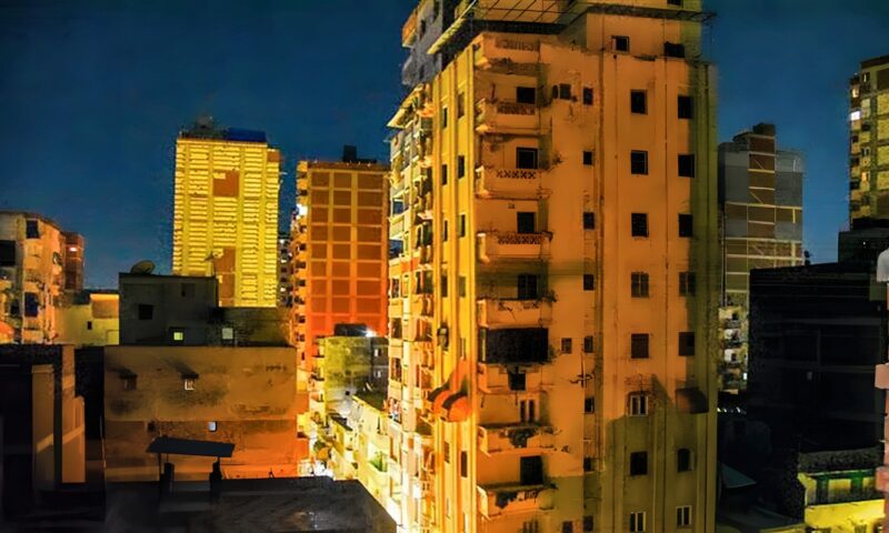 الدفع بمعدات ثقيلة لإزالة عقار أمبروزو المائل بمنطقة محرم بك بالإسكندرية