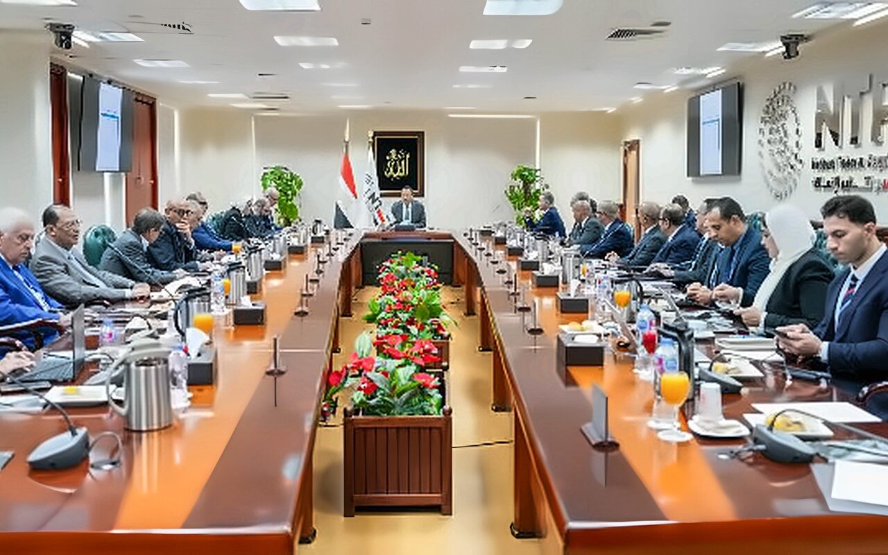 وزير الإتصالات يبحث تطوير الصناعة المحلية لأجهزة المحمول في مصر
