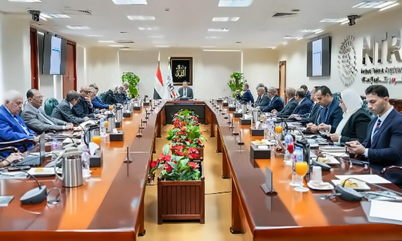 وزير الإتصالات يبحث تطوير الصناعة المحلية لأجهزة المحمول في مصر