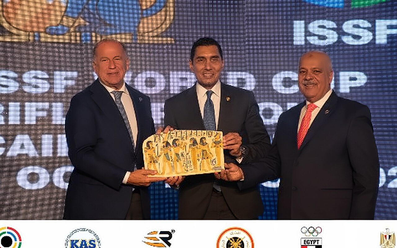 تكريم وزير الشباب والرياضة ورئيس الاتحاد الدولي للرماية وقيادات رياضية وعسكرية بكأس العالم للرماية 2026