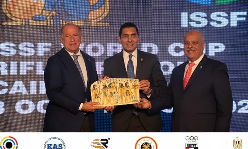 تكريم وزير الشباب والرياضة ورئيس الاتحاد الدولي للرماية وقيادات رياضية وعسكرية بكأس العالم للرماية 2026