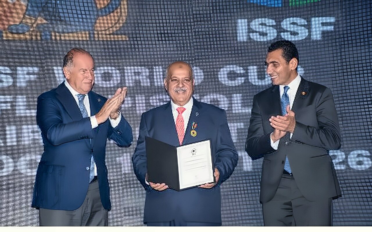 منح حازم حسني الميدالية الذهبية الرئاسية في افتتاح كأس العالم للرماية 2026