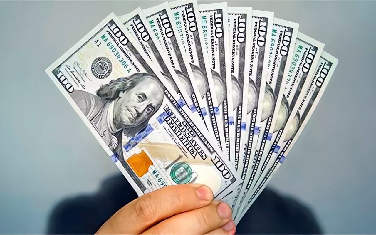 الدولار يرتفع مقابل العملات الرئيسية بعد قرار الفيدرالي الأمريكي تثبيت سعر الفائدة