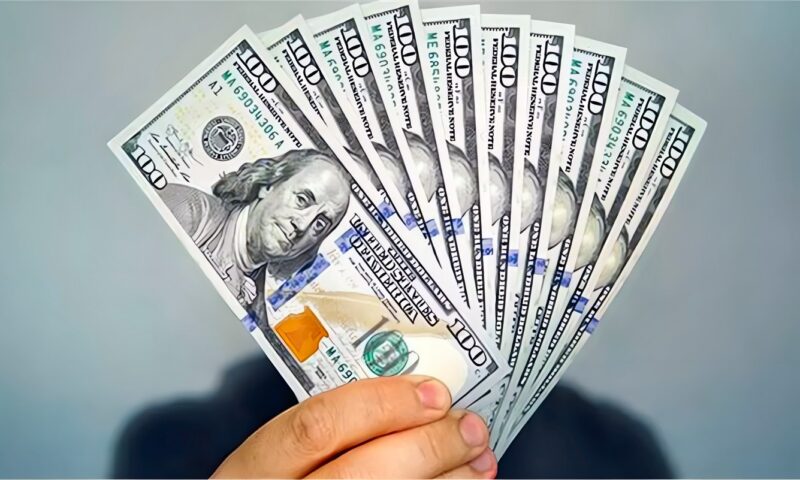 الدولار يرتفع مقابل العملات الرئيسية بعد قرار الفيدرالي الأمريكي تثبيت سعر الفائدة