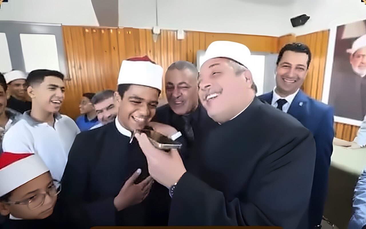 تشرفونا هنا في القاهرة.. شيخ الأزهر يطمئن على مدرسي وطلاب الأزهر في شمال سيناء