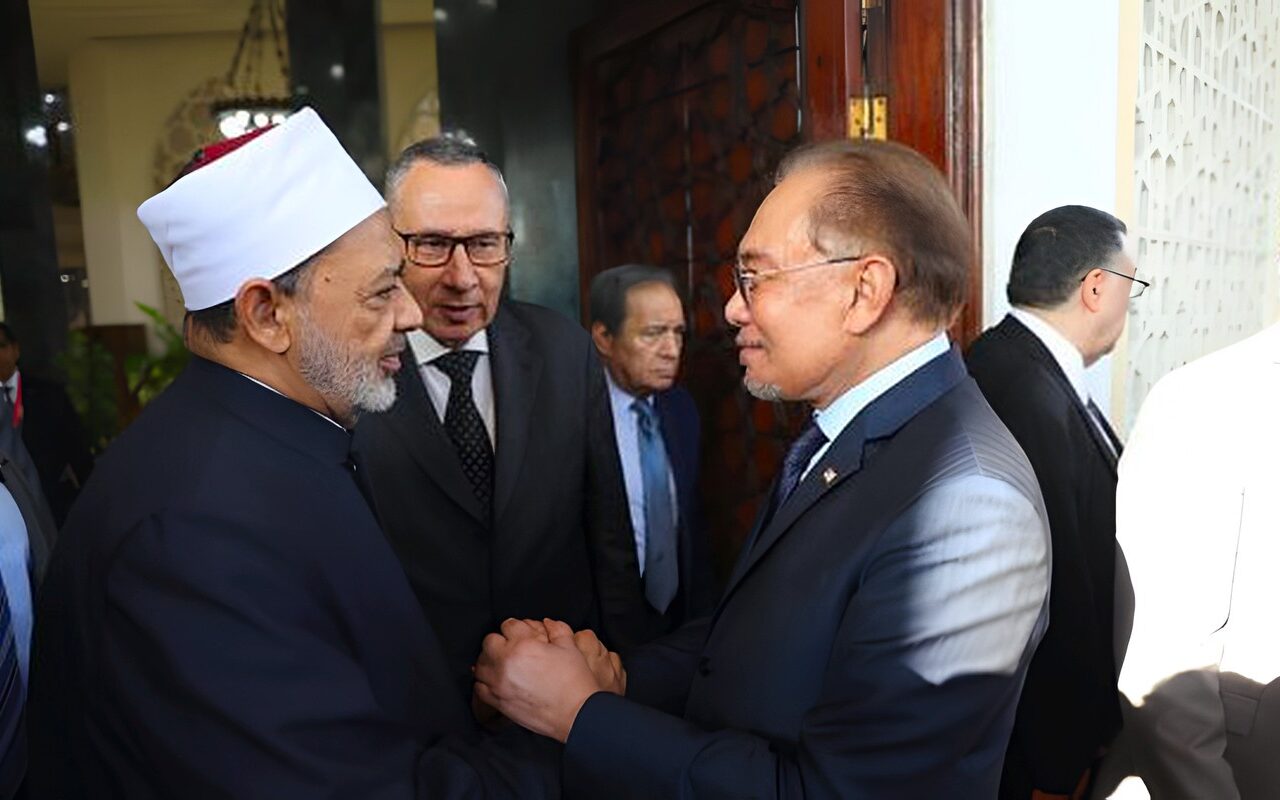 بعد إشادة رئيس وزراء ماليزيا..الإمام الأكبر: سنواصل رسالة الأزهر في نشر علوم الدين
