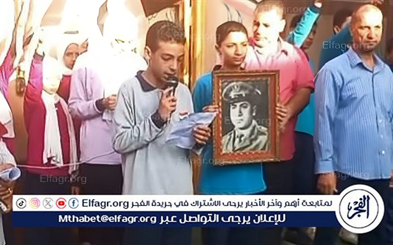 في مشهد إنساني يجسد تواصل الأجيال.. حفيد الشهيد النقيب “محمد نبيل هويدي” يتسلم درع تكريمه ويرفع صورته داخل مدرسته