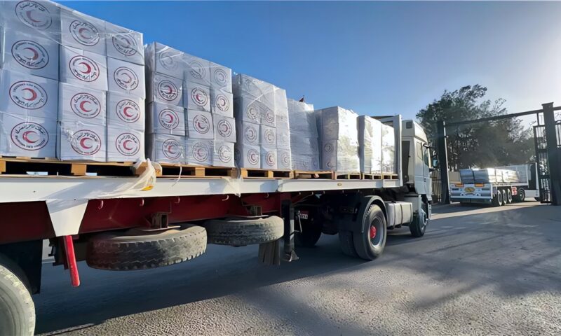 الهلال الأحمر يطلق قافلة جديدة لغزة بعد الـ300.. 3،266 طنًا من المساعدات الإنسانية في الطريق