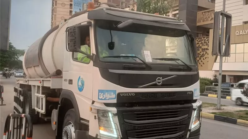 مياه القليوبية ترفع درجة الاستعداد وتتمركز بالمعدات تحسبًا لسقوط الأمطار