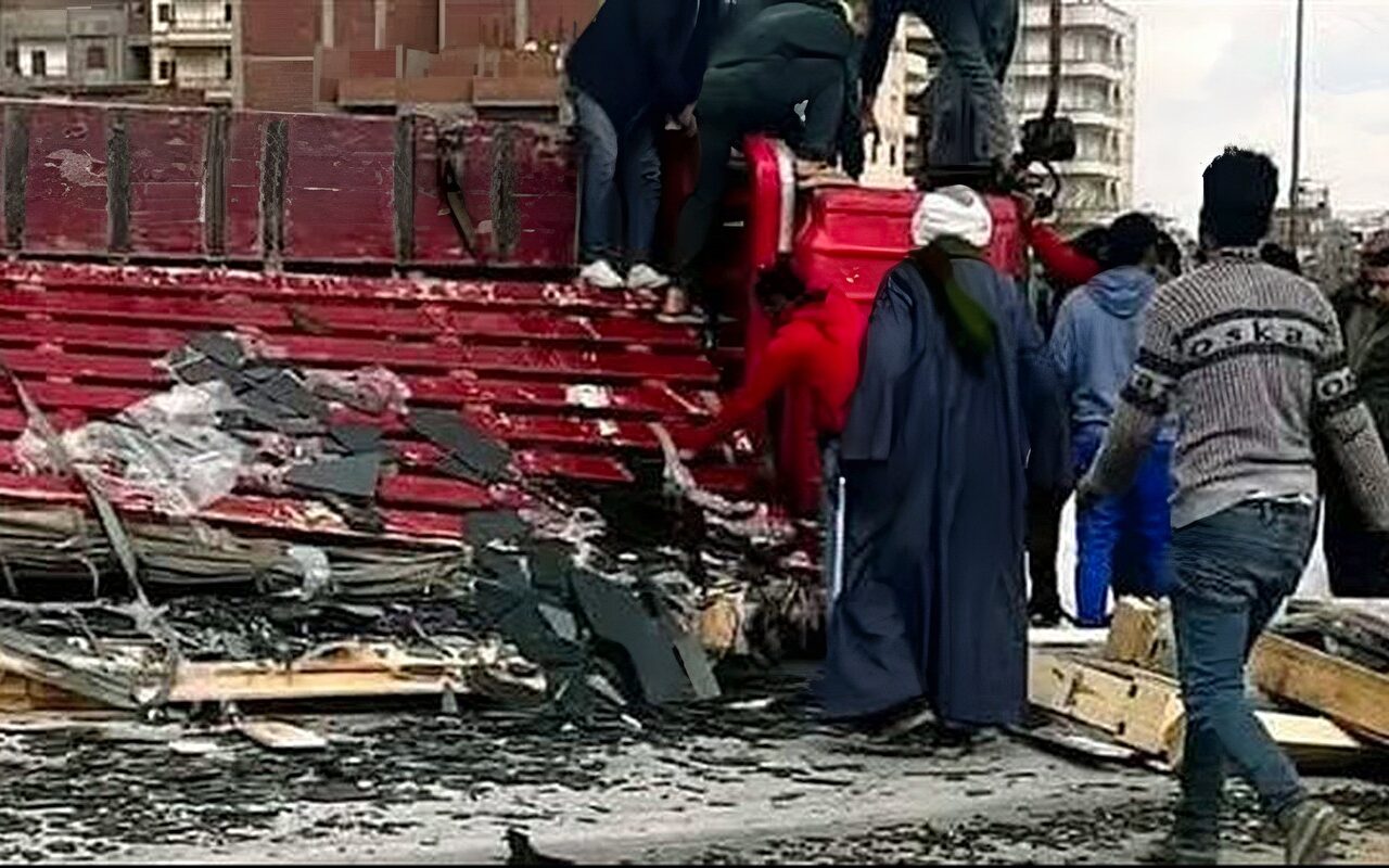 إصابة 3 أشخاص إثر انقلاب سيارة محملة بالزجاج أعلى كوبري سمنود بالغربية