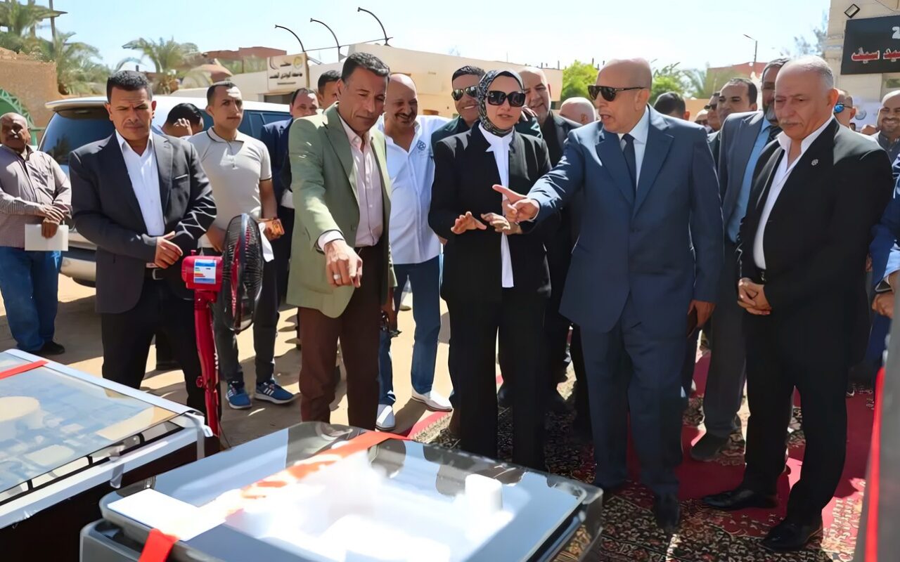 محافظ الوادي الجديد تشهد تجهيز 50عروسًا بالداخلة وبلاط